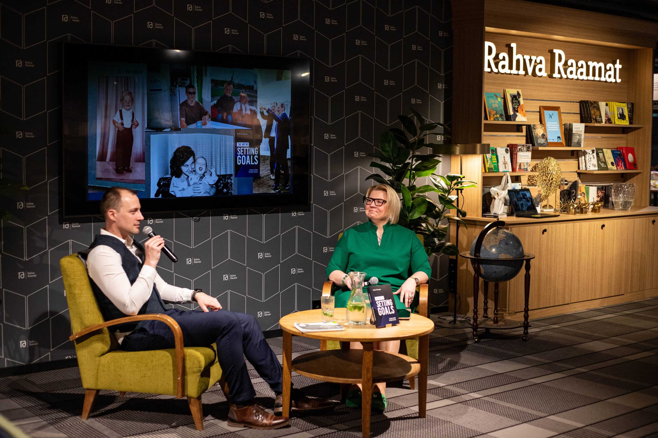 Raido Kivikangur speaking at a bookstore event on clear decisions and follow-through